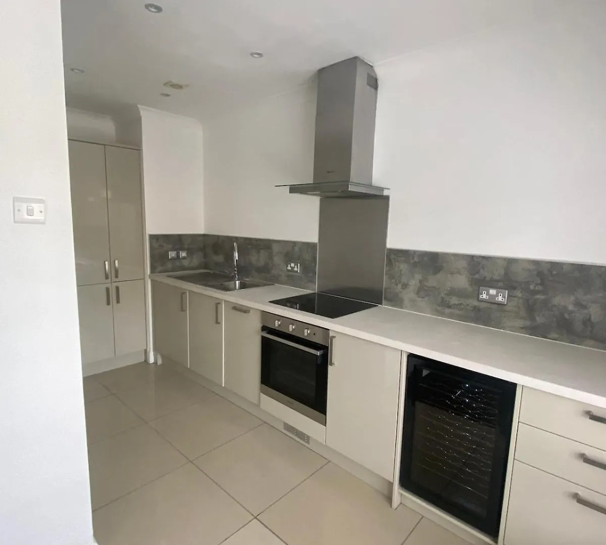 Best Located Flat In Cheltenham And Free Parking