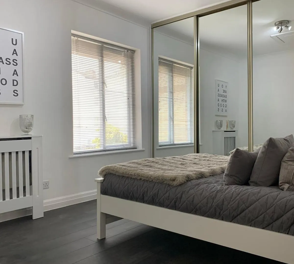 Best Located Flat In Cheltenham And Free Parking Apartment