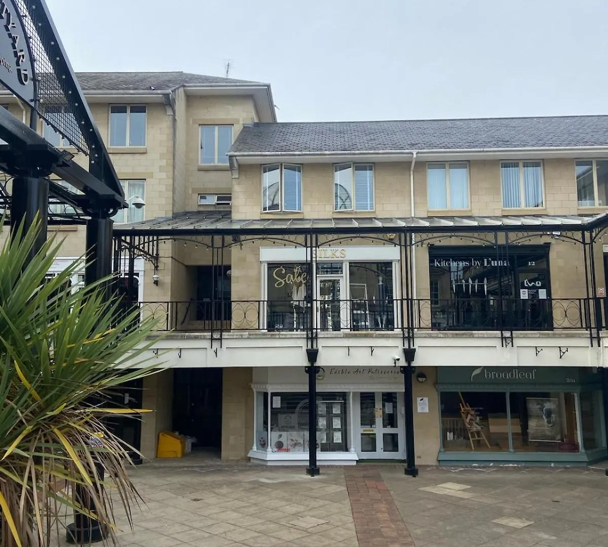 Best Located Flat In Cheltenham And Free Parking