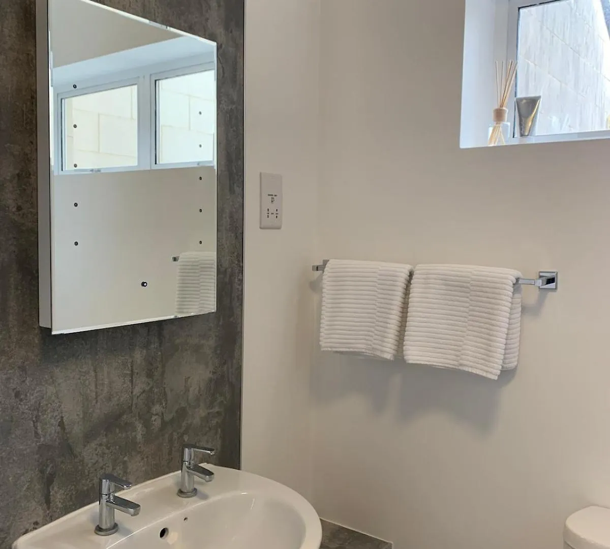 Best Located Flat In Cheltenham And Free Parking 0*,