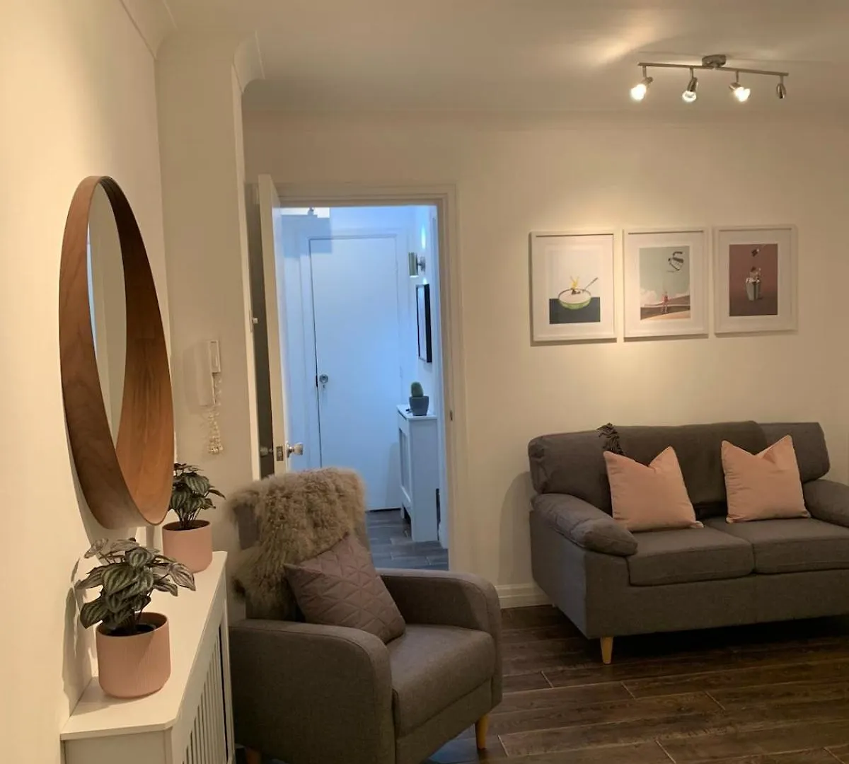 Best Located Flat In Cheltenham And Free Parking