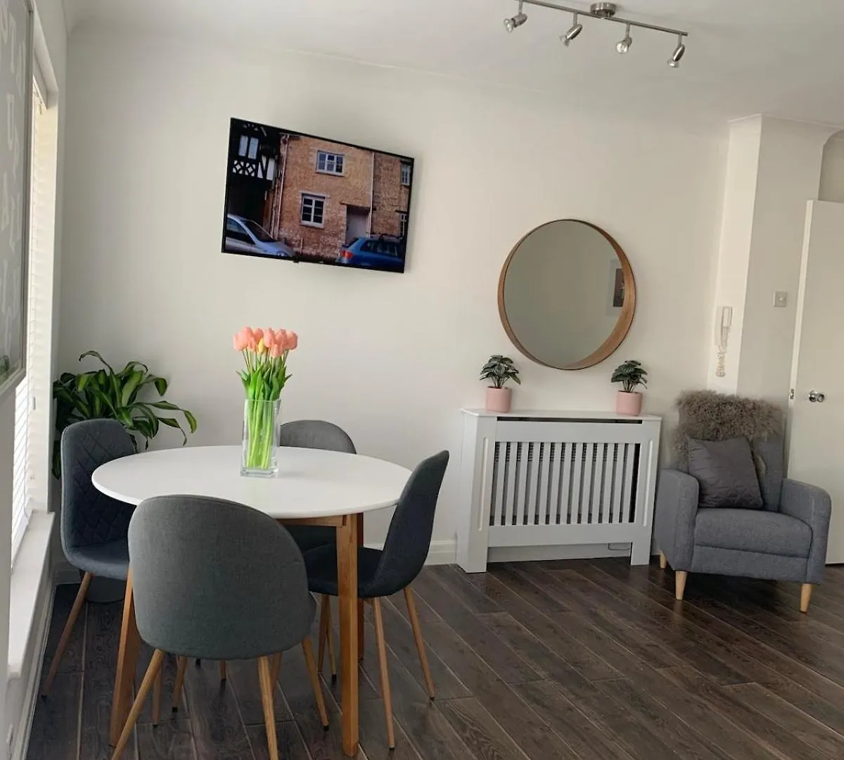 Best Located Flat In Cheltenham And Free Parking Apartment