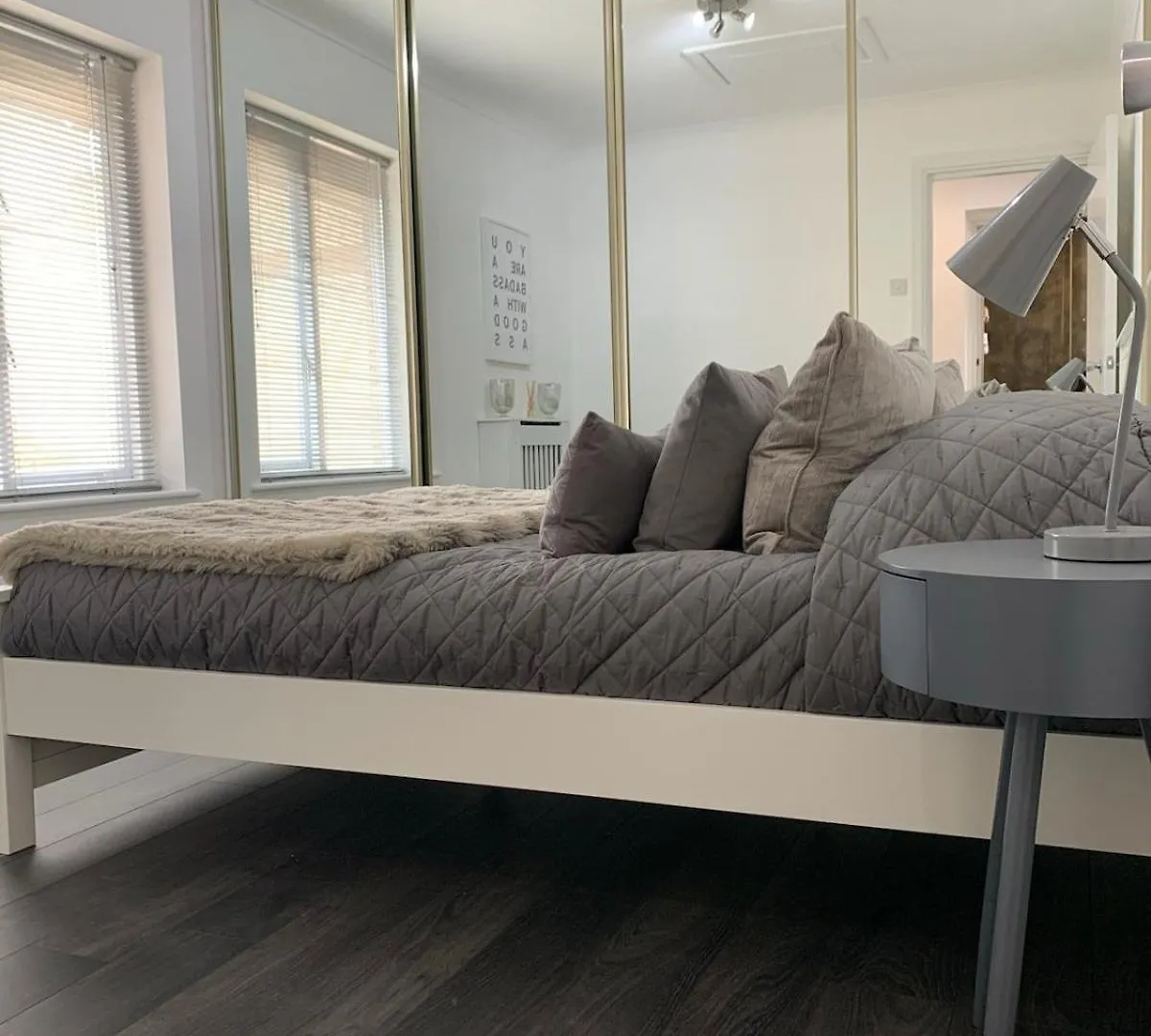 Best Located Flat In Cheltenham And Free Parking Apartment